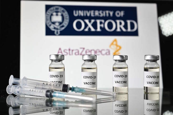 Frascos y jeringuillas con adhesivos de la vacuna covid-19 y el logotipo de Oxford y su socio AstraZeneca. (Justin TALLIS/AFP)