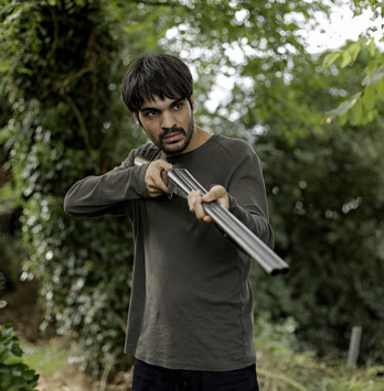 Eneko Sagardoy en el doble papel de Nestor Araia y su gemelo Aitor. (GARA)