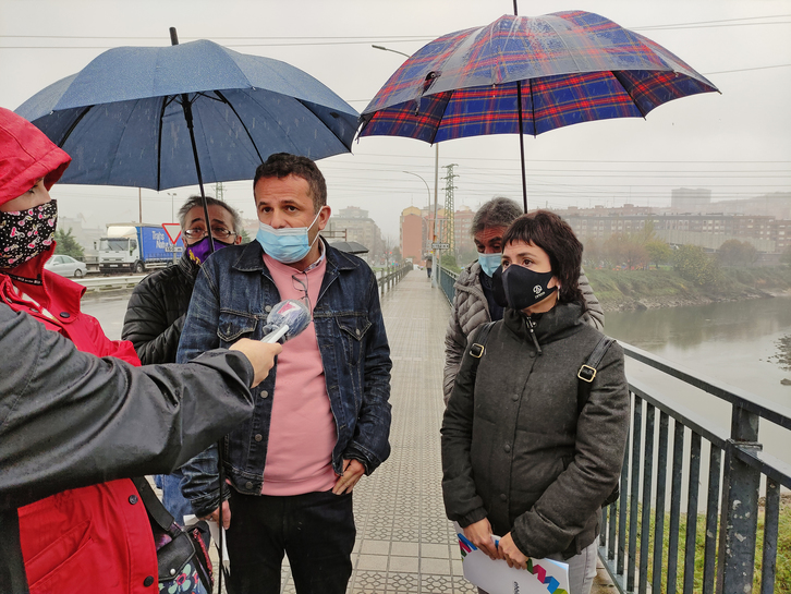 Rueda de prensa de ediles de EH Bildu en el puente de Burtzeña.