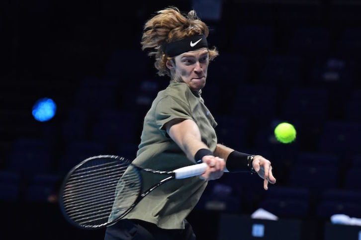 Rublev devuelve una pelota en su partido contra Thiem. (Glyn KIRK/AFP)