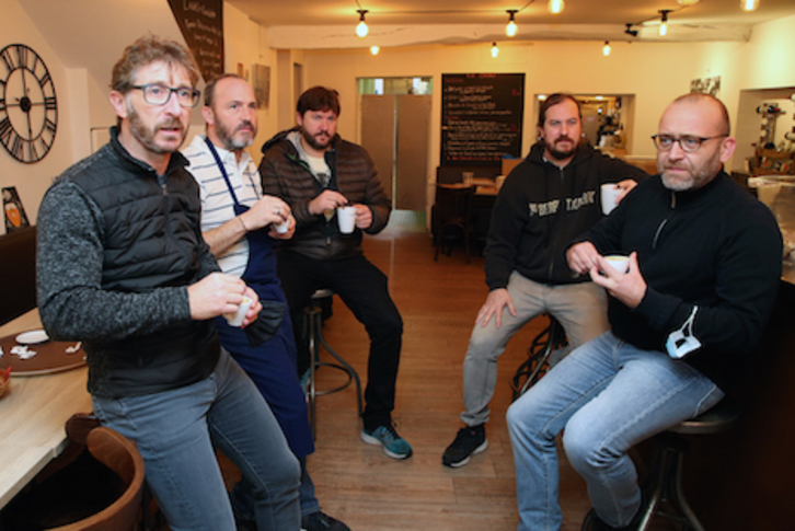 «Kasu kasu ostalariak kesu», aurkeztu dute Baionako ostalariek. Bob EDME