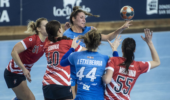 Lan gogorra egin beharko dute Bera Berako jokalariek Zvezda gainditzeko. (Jon URBE/FOKU)