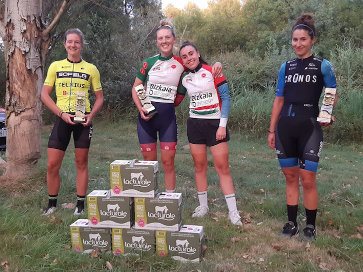 Lizzie Holden y Ariana Gilabert, aparecen con el maillot de líderes del Euskaldun tras la victoria de la alemana en el Trofeo Cendea Galar. (Prensa BIZKAIA-DURANGO)