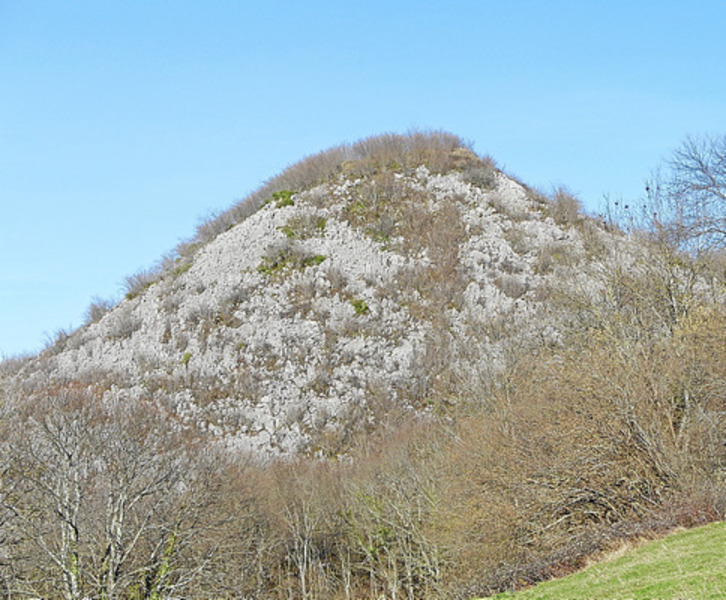 Paisajes con suaves colinas de eterno verde, de camino hacia Rocabrune.