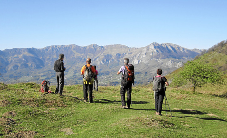 La ruta alcanza el Pico Urkieta, a través del barranco Basabe.