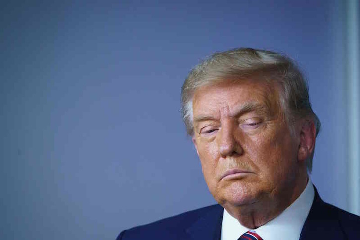 Trump, en su comparecencia de hoy; no levanta cabeza. (Mandel NGAN | AFP)