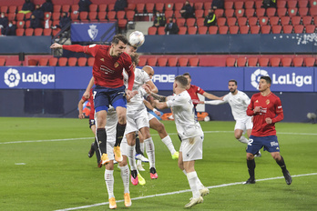 Cabezazo de Budimir, poco antes del gol de David García. (Idoia ZABALETA/FOKU)