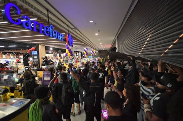 Manifestantes en un supermercado de Carrefour en Sao Paulo. (Nelson ALMEIDA/AFP) 