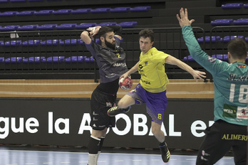 Adrian Crowley, en el partido ante el Ademar León. (Gorka RUBIO/FOKU)