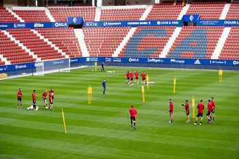 Imagen actual del césped de El Sadar durante un entrenamiento del primer equipo. (CA OSASUNA)