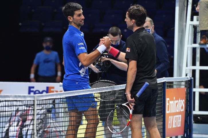 Thiem, a la derecha, despide a Djokovic de las Finales ATP. (Glyn KIRK/AFP)