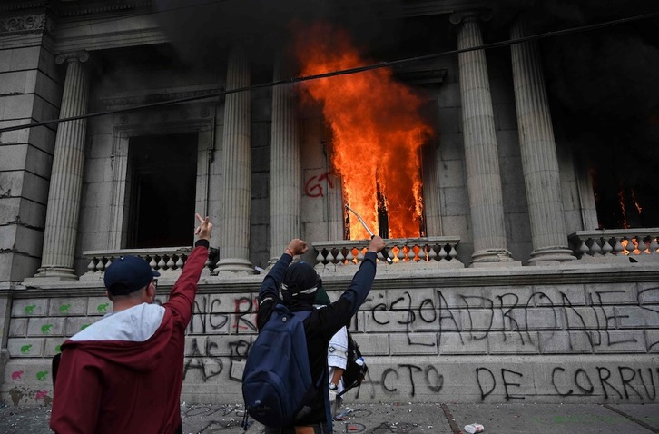 Las llamas salen del interior del Parlamento guatemalteco. (Johan ORDONEZ | AFP)