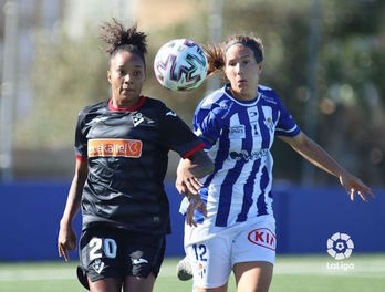 Jujuba y Jenni Morilla corren a por el balón. (LaLiga)