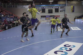 Al contrario que el jueves pasado, esta vez sí ha podido vencer Bidasoa-Irun. (Gorka RUBIO/FOKU)