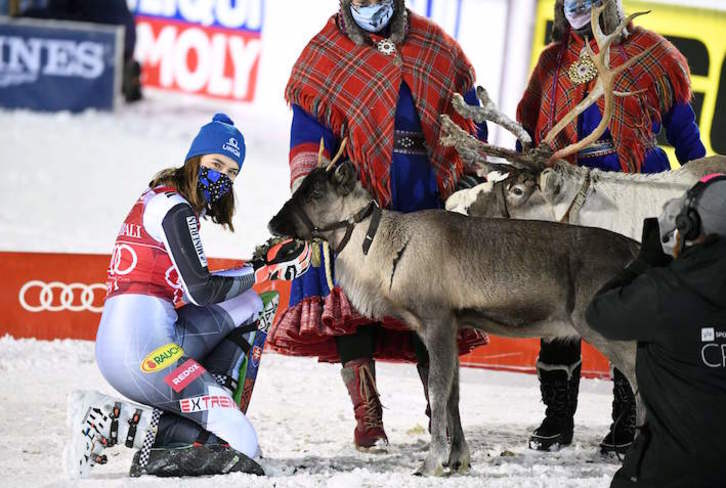 Petra Vlhova posa con uno de los renos que ha ganado en propiedad en Levi. (Jussi NUKARI/AFP)