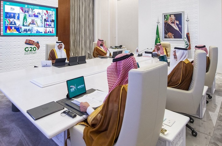 Imagen proporcionada por el Palacio Real de Arabia Saudí que muestra al rey Salman bin Abdulaziz Al-Saud pronunciando el discurso de apertura, el sábado. (Bandar AL-JALOUD | Saudi Royal Palace | AFP) 
