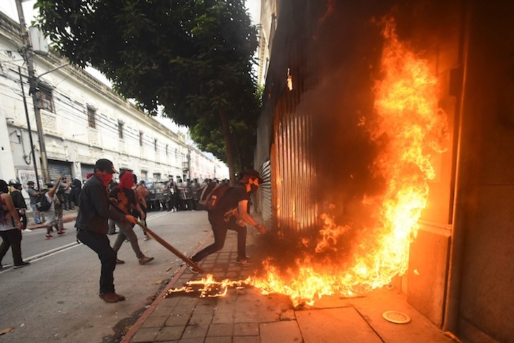 Durante las protestas del sábado se llegó a prender fuego al Palacio Legislativo. (Orlando ESTRADA | AFP)