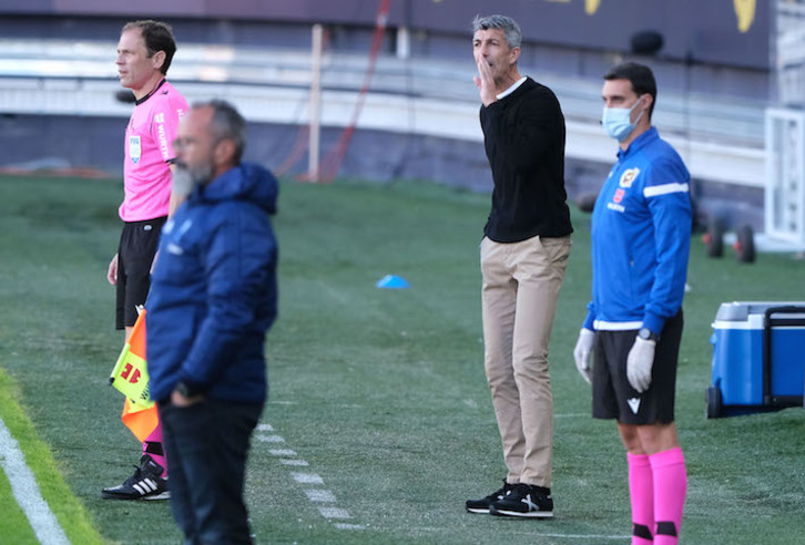 Imanol y el entrenador del Cádiz, Álvaro Cervera, en el transcurso del partido. (LOF) 