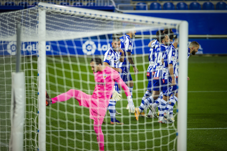 Los alavesistias celebran uno de los goles ante la impotencia del guardameta Domènech. (Jaizki FONTANEDA/FOKU)