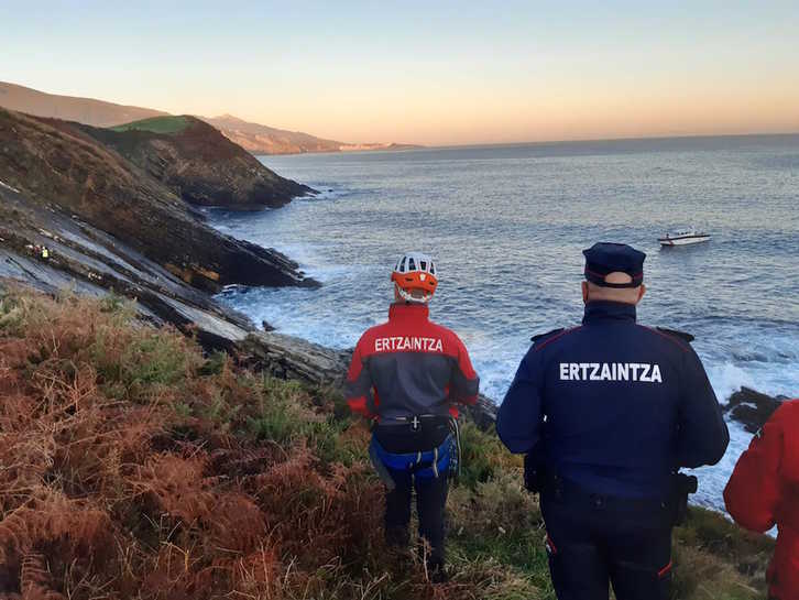 Ertzainas en la zona de búsqueda del pescador desaparecido en Muskiz. (@112_SOSDeiak)