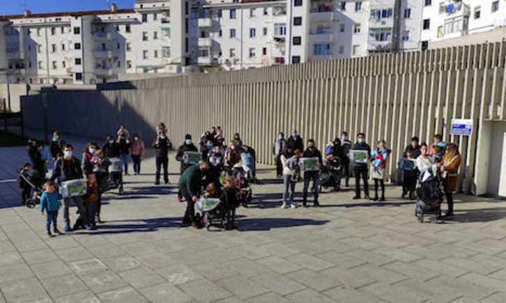Concentración de familias que viven en el sur de Iruñea para pedir escuelas infantiles cercanas y en euskara. 
