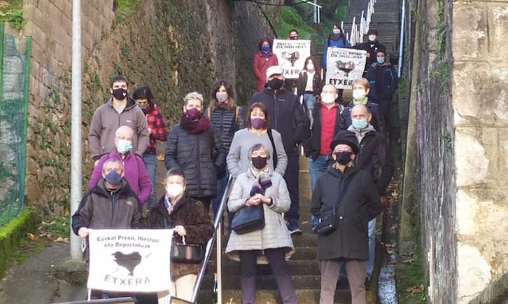 Jagoba Codo, con vecinos y amigos de Amara Zaharra. (NAIZ)