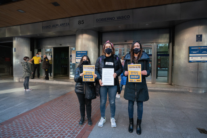 Representantes de ELA, LAB y Steilas en Haurreskolak han registrado la convocatoria de huelga. (Endika PORTILLO/FOKU)