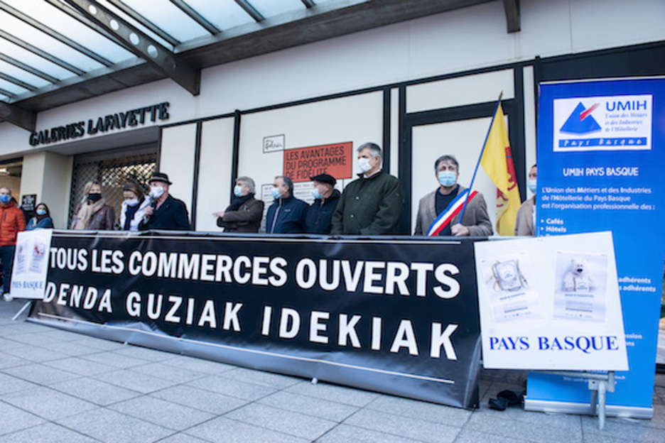 Plusieurs centaines de commerçants étaient réunis à Biarritz afin d’exiger la réouverture des magasins. Parmi les élus venus en soutien, le député Jean Lassalle. © Guillaume Fauveau