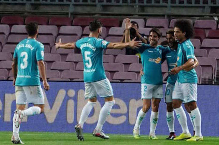 Los rojillos celebran el gol de Roberto Torres que supuso el 1-2 de la campaña pasada en el Camp Nou. (LALIGA)