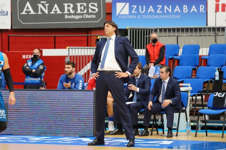 Marcelo Nicola, desesperado por la actuación de los suyos ante el Joventut. (O. ARAUJO / ACB PHOTO)