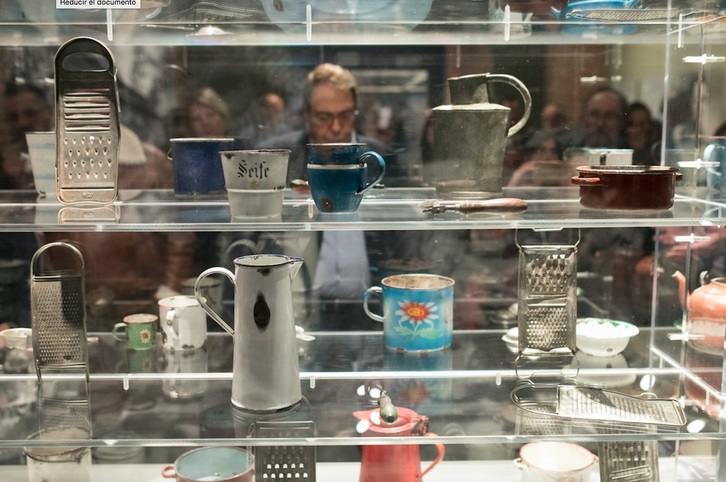 Auschwitzen erabilitako objektuak biltzen ditu erakusketak, 700 baino gehiago. (Jesus VARILLAS I MUSEALIA)