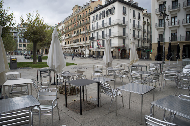 Terrazas vacías en la Plaza del Castillo, en Iruñea. (Iñigo URIZ/FOKU)