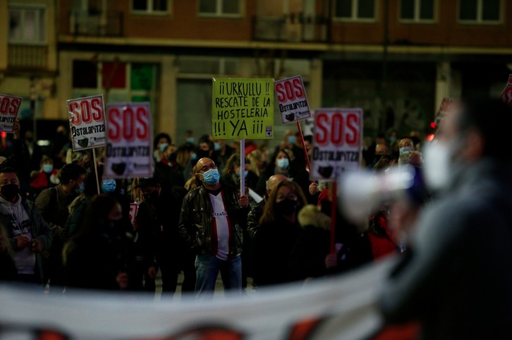 Manifestación de los hosteleros y hosteleras en Bilbo. (Aritz LOIOLA/FOKU).