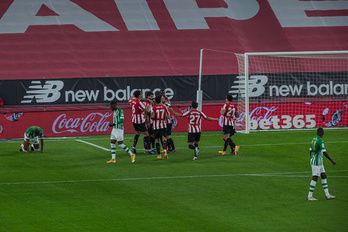 Jugadores del Athletic celebran el primer gol ante el Betis. (Aritz LOIOLA / FOKU)