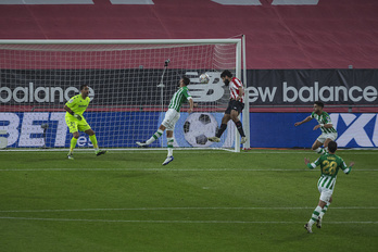 Remate de cabeza de Villalibre anterior al segundo gol ante el Betis. (Aritz LOIOLA / FOKU)