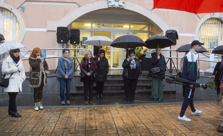 Acto de protesta celebrado en Abanto-Zierbena por el doble crimen machista del 11 de marzo. (Luis JAUREGIALTZO/FOKU)