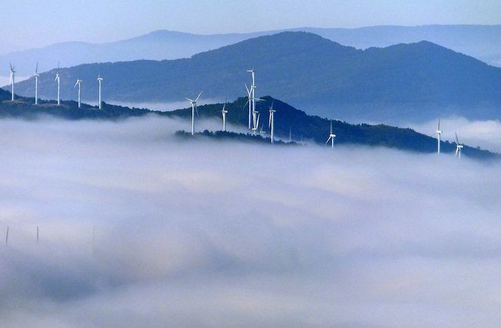 El parque eólico de Erreniega emerge entre la niebla. (Iñigo URIZ/FOKU)