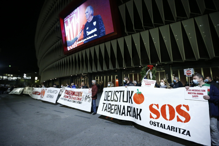 Movilización de las y los hosteleros junto a San Mamés. (Aritz LOIOLA/FOKU)