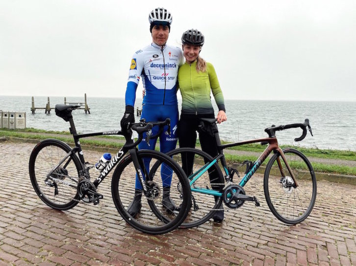 Fabio Jakobsen, junto a la ciclista Delore Stougje. (@FABIOJAKOBSEN)