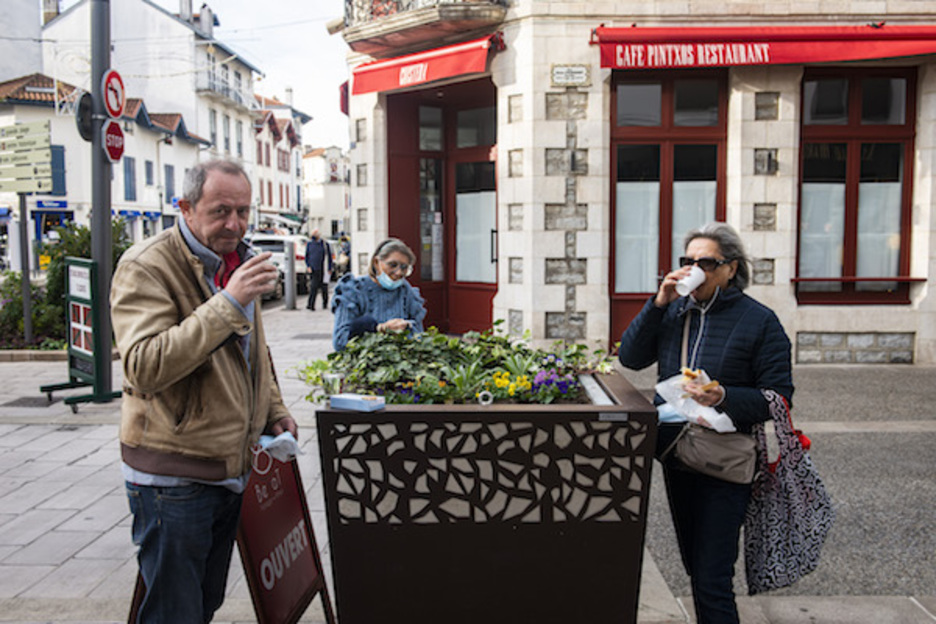 Non loin des Halles de Saint-Jean-de-Luz, les jardinières de la Ville se transforment en comptoir de café. © Guillaume Fauveau