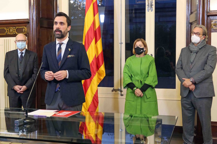 Roger Torrent, flanqueado por Rigol, Forcadell y Benach. (PARLAMENT)