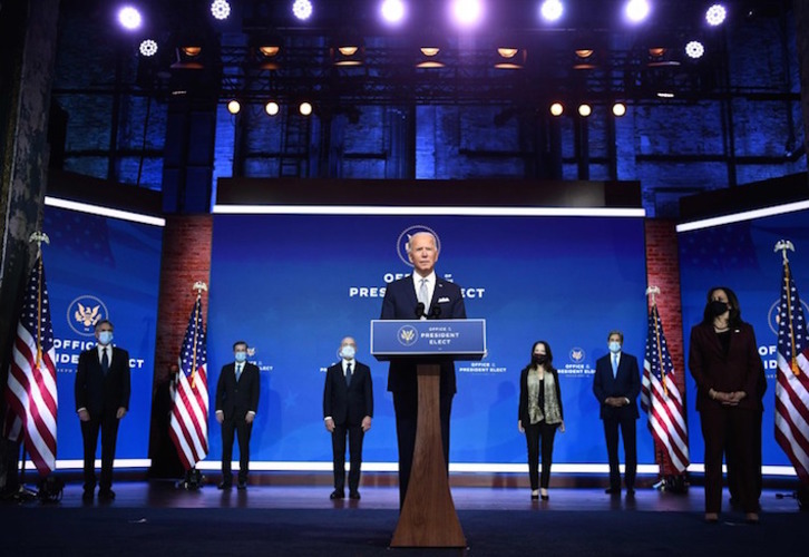 El presidente electo de EEUU, Joe Biden, con los designados para su Gobierno. (Chandan KHANAN/AFP)