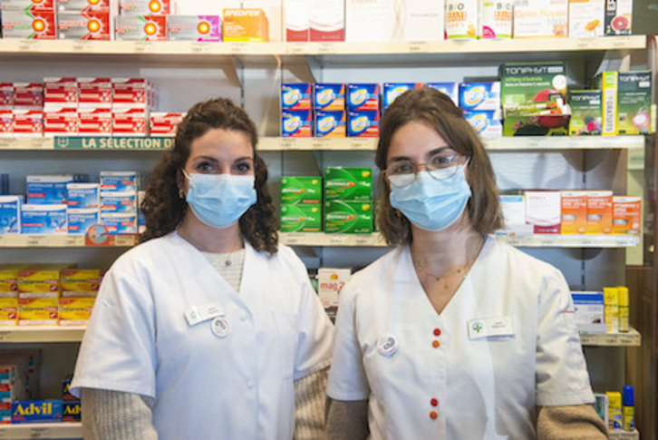 Ziburuko Portuko farmaziako langileak Euskaraldiko txapak soinean dituztela lanean. Guillaume FAUVEAU