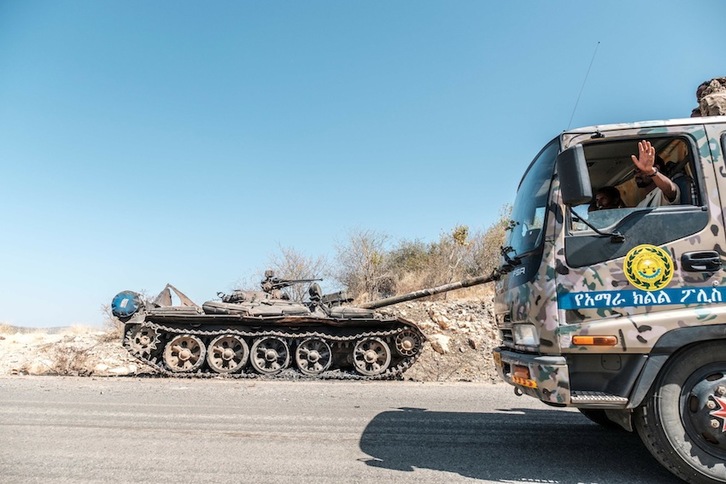 Etiopiako Armadaren kamioiak atzean utzi du bazterrean zegoen tanke bat Tigrayn. (Eduardo SOTERAS/AFP)