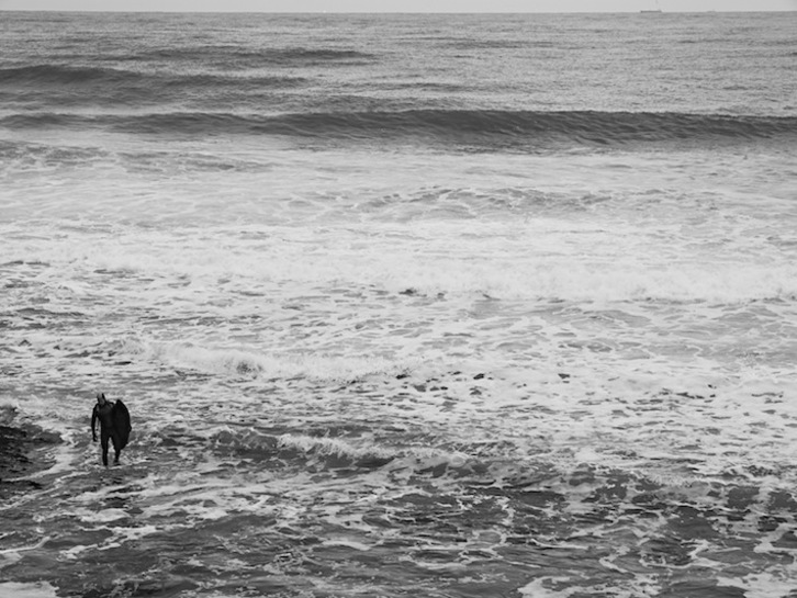 Surfista Itsaso Beltzan.