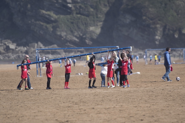 Niños y niñas jugando a fútbol en la playa de Zarautz, en una imagen de archivo. (Gorka RUBIO / FOKU)