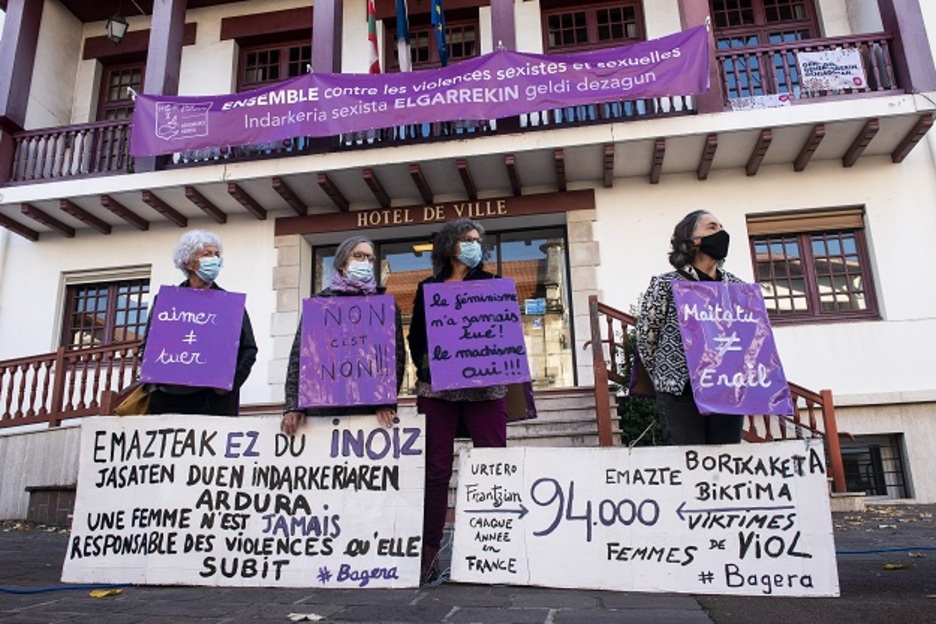 Hendaiako Bagera elkartea herriko etxearen aitzinean elkartu da. (Guillaume FAUVEAU / FOKU)