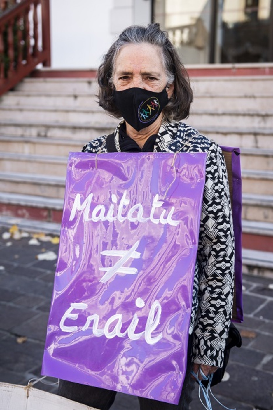 Hendaiako Bagera elkarteko kidea, indarkeria pairatzen duten emazteei sostengua helarazten. (Guillaume FAUVEAU / FOKU)