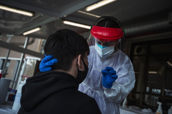 Una sanitaria hace una prueba PCR en Basauri. (Artitz LOIOLA/FOKU).)