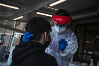 Una sanitaria hace una prueba PCR en Basauri. (Artitz LOIOLA/FOKU).)